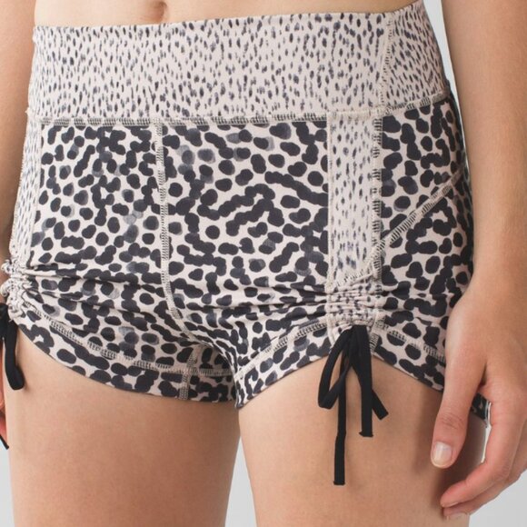 Lululemon Liberty Short Ace Spot Grain Black / Dottie Dash Grain Black - Size 6 - Picture 2 of 5